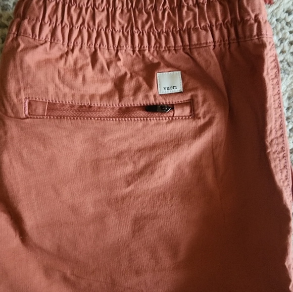 Vuori Women's Ripstop Shorts - large - Picture 3 of 5